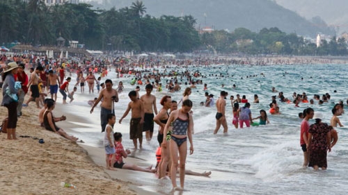 Danang debates making bikinis mandatory for beachgoers