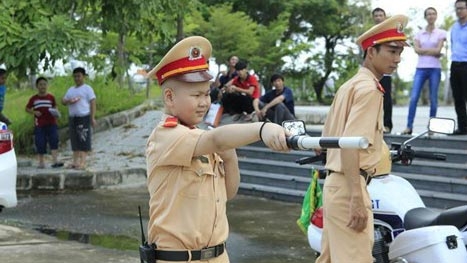 A boy in Danang with cancer fulfills wish of becoming traffic cop