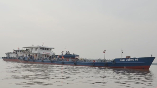 Boat collision spills 40,000 liters of petrol into southern Vietnam river