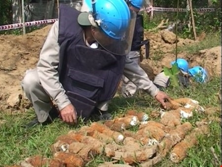 VN woman lives with 3 bomb fragments in shoulder for over 50 years