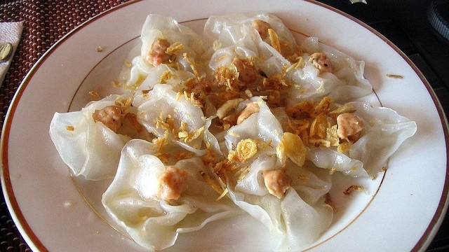 Tasting delicious white rose cake in Hoi An