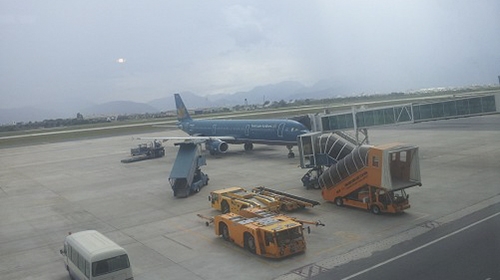 Vietnam Airlines plane lands safely in Hanoi despite burst tire