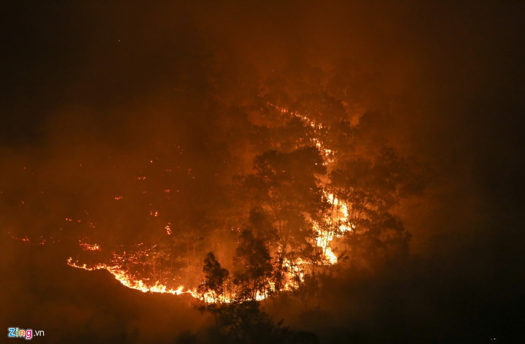 Hanoi people battle the biggest forest fire in outlying district