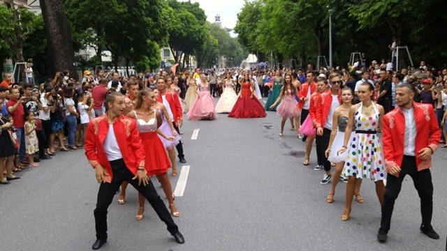 International carnival stirs up Hanoi Pedestrian Street