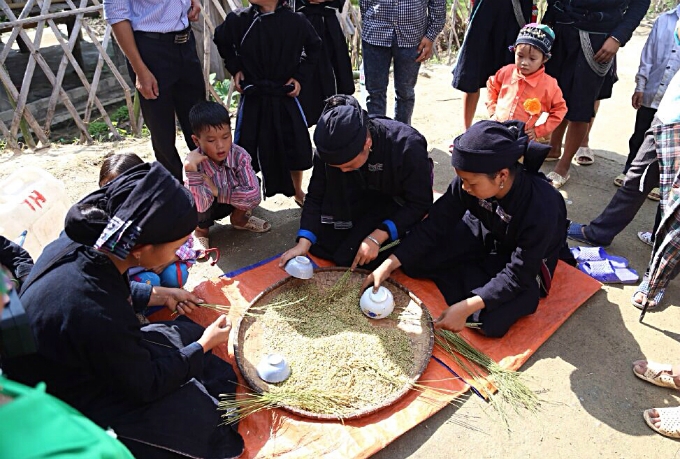 Ethnic group keeps the fires stoked for rice flakes in northern Vietnam