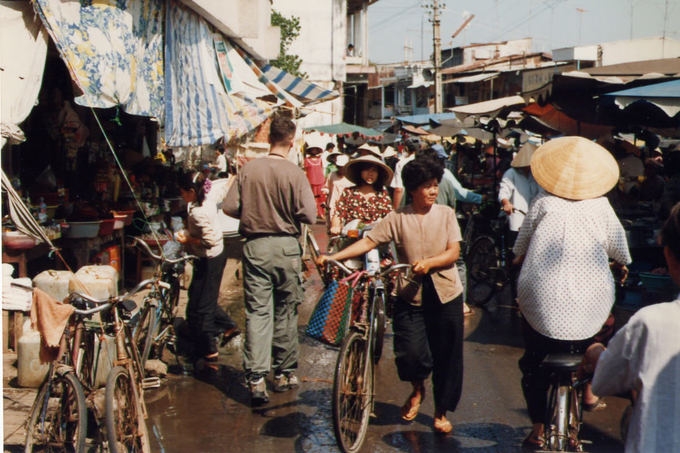 Vietnam looks like an entire different kingdom in these 1990s photos