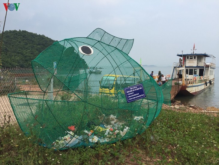 Fish-shaped bamboo dustbins help protect environment in Cai Chien island