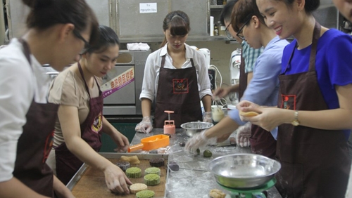 In Hanoi, making moon cakes at home is new craze