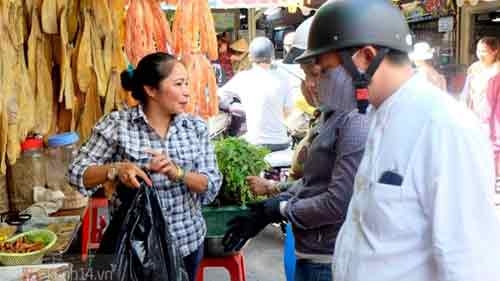 Market in middle of HCM City a food-filled Cambodian oasis