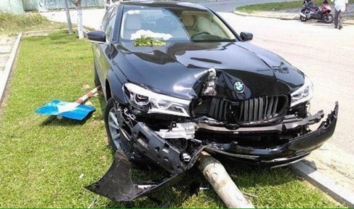 BMW 730Li damaged in Vietnam roadshow accident