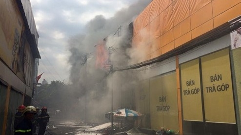 8 luxury cars burnt in Saigon garage fire