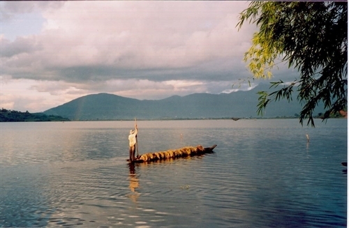 Discovering Chieng Khoi Lake, mountains, caves and culture