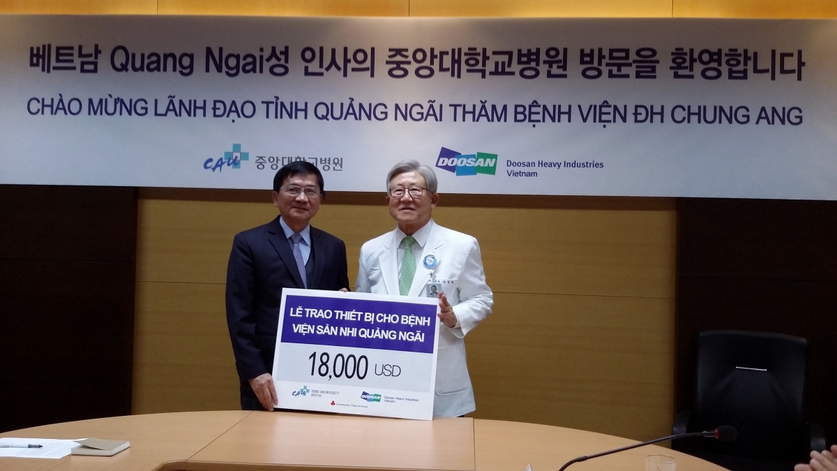 Chung Ang University Hospital donates medical equipment to Quang Ngai