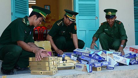 Smuggled cigarettes pour into Vietnam from Cambodia ahead of Tet