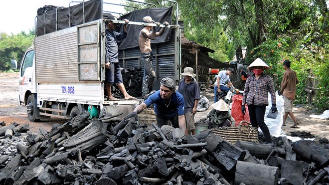 In photos: Collecting coal in 60oC pits