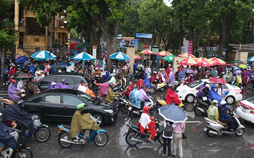 Hanoi reconsiders changing office, school hours to combat traffic congestion