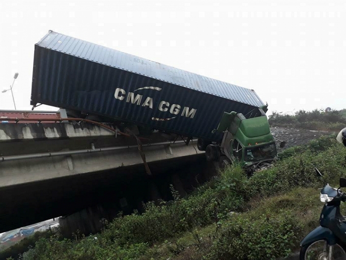 Truck plunges over Hanoi bridge in failed attempt to avoid road crash