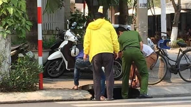 Danang cop praised for picking foreigner’s phone from sewer