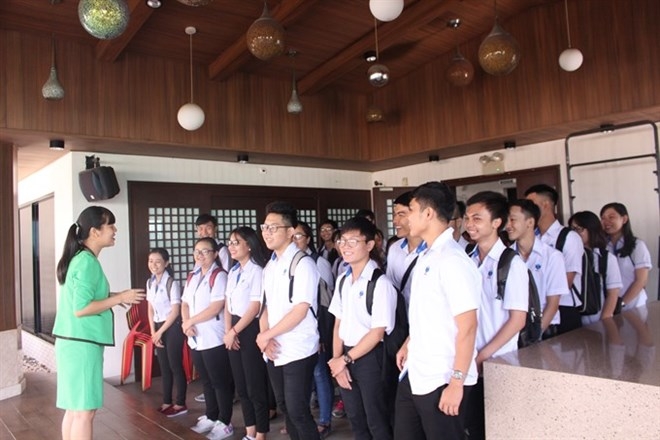 Schools offer courses for overseas workers, students