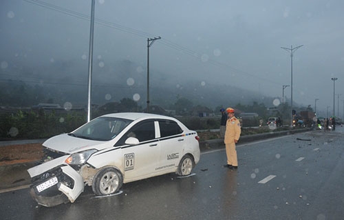 5 road workers killed by car in Vietnam