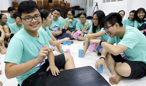 Young Vietnamese fall in love with cup game and pen tapping