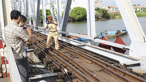 Rail service paralyzed after barge crashes into bridge