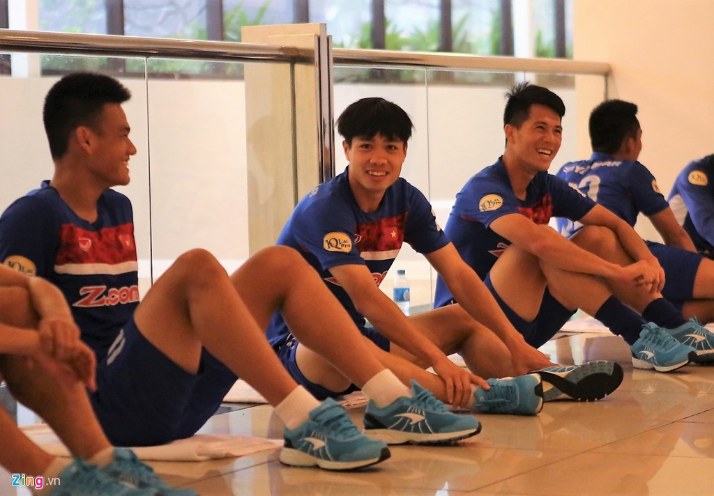 Heavy rains force U22 football practice indoors