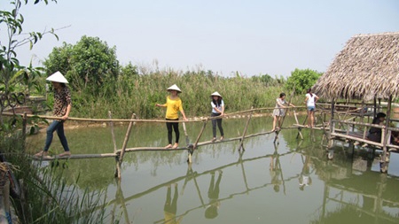 Bio-reserve tourists learn to dance in traditional coracles