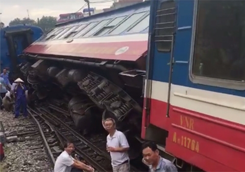 Lao Cai-Hanoi train derails entering station