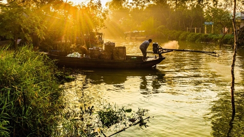 Mekong Delta market going strong at 100