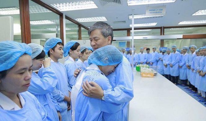 Devoted Vietnamese doctor retires with tearful goodbye from colleagues, patients