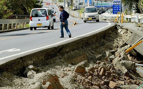 Second big quake hits southern Japan, damage and death toll mounts