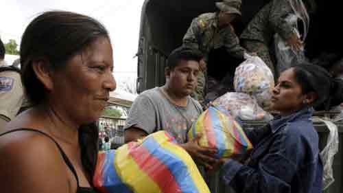 Ecuadoreans in earthquake zone jostle for food, water