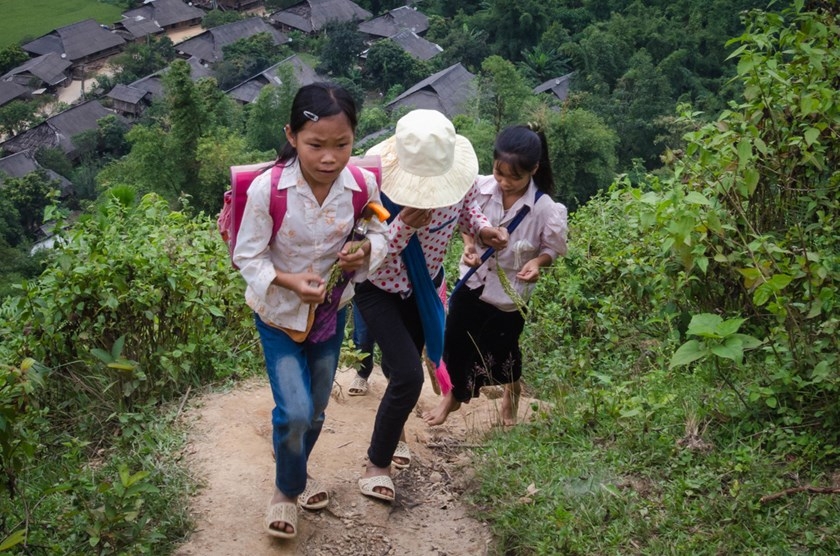 Photographers help poor Vietnamese students stay in school