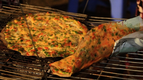 Grilled rice paper with egg - Vietnamese pizza