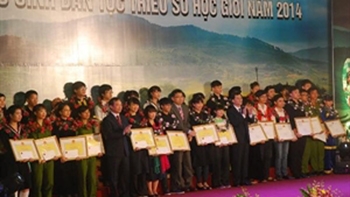 Ethnic minority students commended for academic results