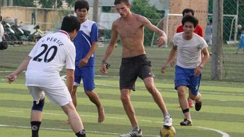 How do expats find places to play sports in Vietnam?
