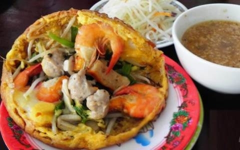 Khoai cake (stuffed omelette)