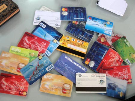 Chinese pair caught using fake ATM cards to steal US$10,000 in Vietnam