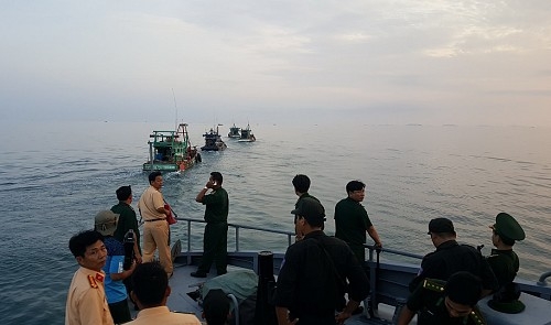 Officers detained by illegal fishermen in southern Vietnam