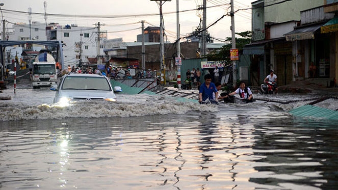 Torrential rains submerge low lying streets in HCM City