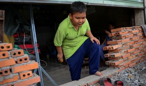 Flood control brick wall fences off thousands in HCM City