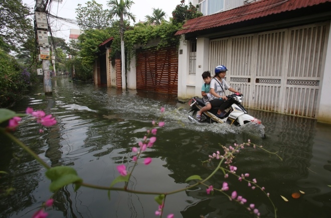 Hanoi houses submerged after typhoon Dianmu