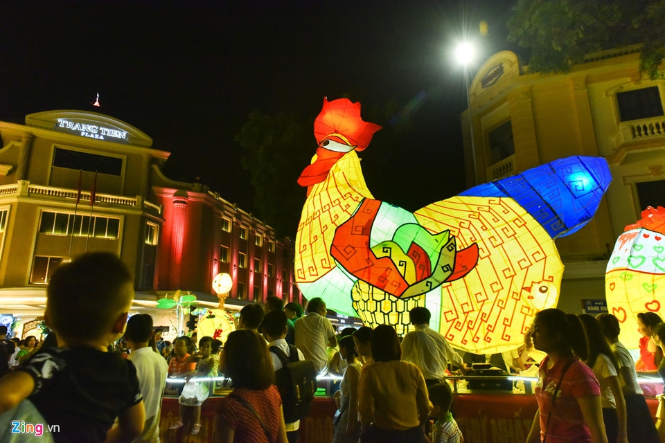 Giant Mid-Autumn Festival chicken lantern draws lots of attention