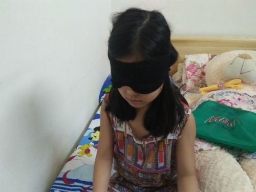 Vietnam girl, blindfolded, can read and distinguish colors