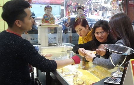 Gold prices fall, dollar sees gains