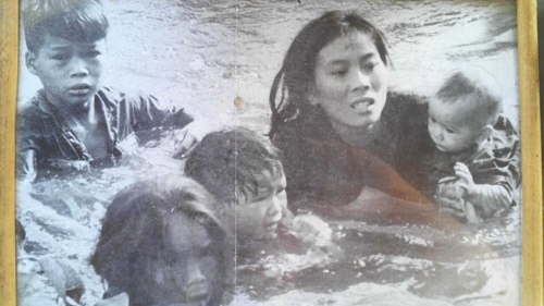 Pulitzer-winning photographer captures heart-wrenching moments of Vietnam War