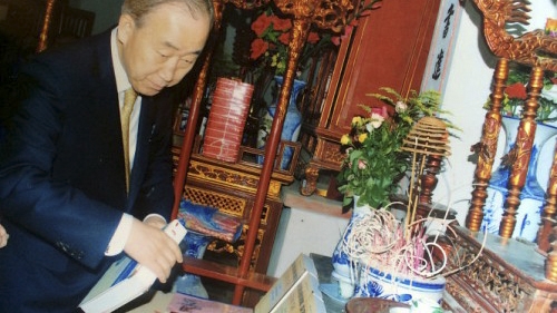 UN chief visits family worship house in Vietnam as descendant: insiders
