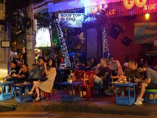 Hanoi to life midnight curfew for tourists to have fun