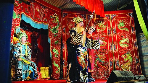 Artists keep faith with old-fashioned art